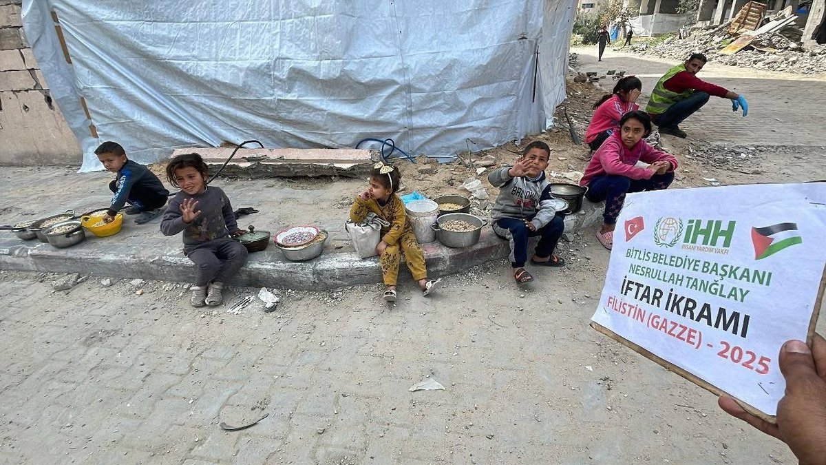 Bitlis Belediyesi’nden Gazze’ye İftar Yardımı

Bitlis Belediyesi, savaşın ve insani krizin etkileriyle mücadele eden Gazze halkına destek olmak amacıyla anlamlı bir yardımda bulundu. Bitlis Belediyesi, İnsan Hak ve Hürriyetleri (İHH) İnsani Yardım Vakfı ile iş birliği yaparak