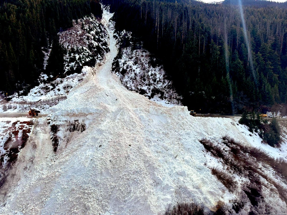 #BCHwy99 The Duffey Lake Road remains closed due to High Avalanche Hazard. Avalanche control is being performed by crews. Assessment is ongoing. #PembertonBC #Lillooet

Here is a 📸 of a deposit around 12pm Noon. 🕛 

Can you spot the loader working?

drivebc.ca/mobile/pub/eve…