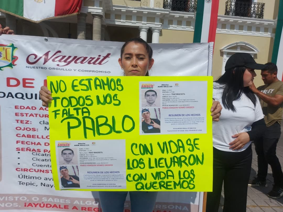 el_alcancemx's tweet photo. #LoÚltimo 🔴 | Tras 3 años de insistente búsqueda, una madre localizó los zapatos de su hijo Pablo en #Teuchitlán, Jalisco, un hallazgo que expone la inacción de las autoridades en el caso. https://t.co/GW9VE7NJfz