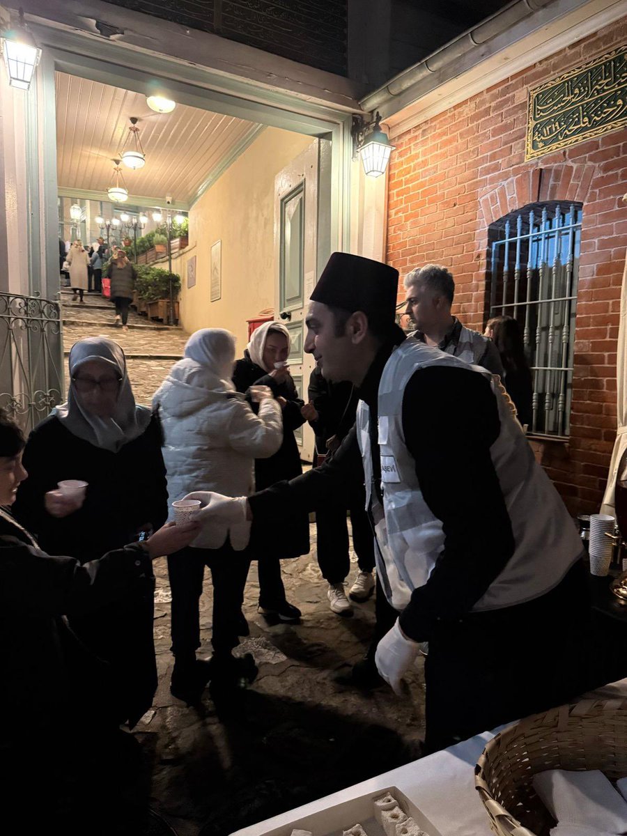 Her yıl Kadir Gecesi gelenek haline gelen şerbet dağıtımını, bu yıl da komşularımıza ikram etmenin huzurunu yaşadım. 

Kalbimiz ve dualarımız, her zaman birlikte ve güçlü bir şekilde atıyor. Bu mübarek gecenin ülkemizde adaletin ve barışın güçlenmesine vesile olmasını diliyorum.