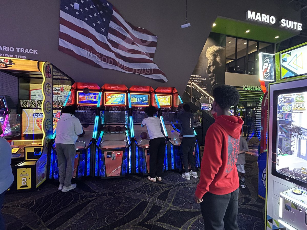 TrackBuford's tweet image. Big S/o to our main guy @Coach_Davis22 for treating his seniors to some good vibes and good food this afternoon! Thank you to Andretti for hosting the Wolves! You love to see it! @rona1d8 @CoachDre_ @Coach_Thompson_ @AAC_Secretary  #Family #RunWithTheWolves🐺