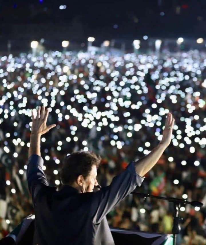 عمران خان کا شمار تاریخ کے ان بہادر لیڈران میں ہوتا ہے جنہوں نے ظلم جبر اور فسطائیت کے خلاف ڈٹ جاننے کی اعلیٰ مثال قائم کردی،  رجیم چینج کے بعد سے اب تک کونسا ایسا ظلم ہے جو عمران خان اور اسکی جماعت پر نہ کیا گیا لیکن عمران خان آج بھی اپنے موقف سے ایک انچ پیچھے نہیں ہٹا حقیقی