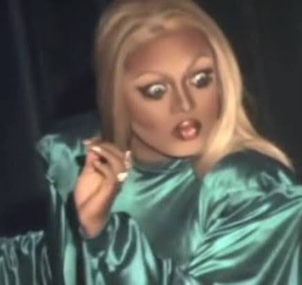 ollevruc's tweet image. A Verity na escada, vendo o Jeremy mamando nas tetas da Lowen: 
#verity