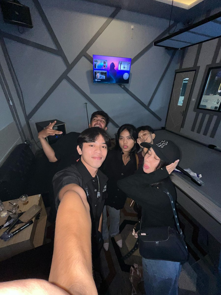 n00nefav's tweet photo. in black https://t.co/2gmNIqLyUL
