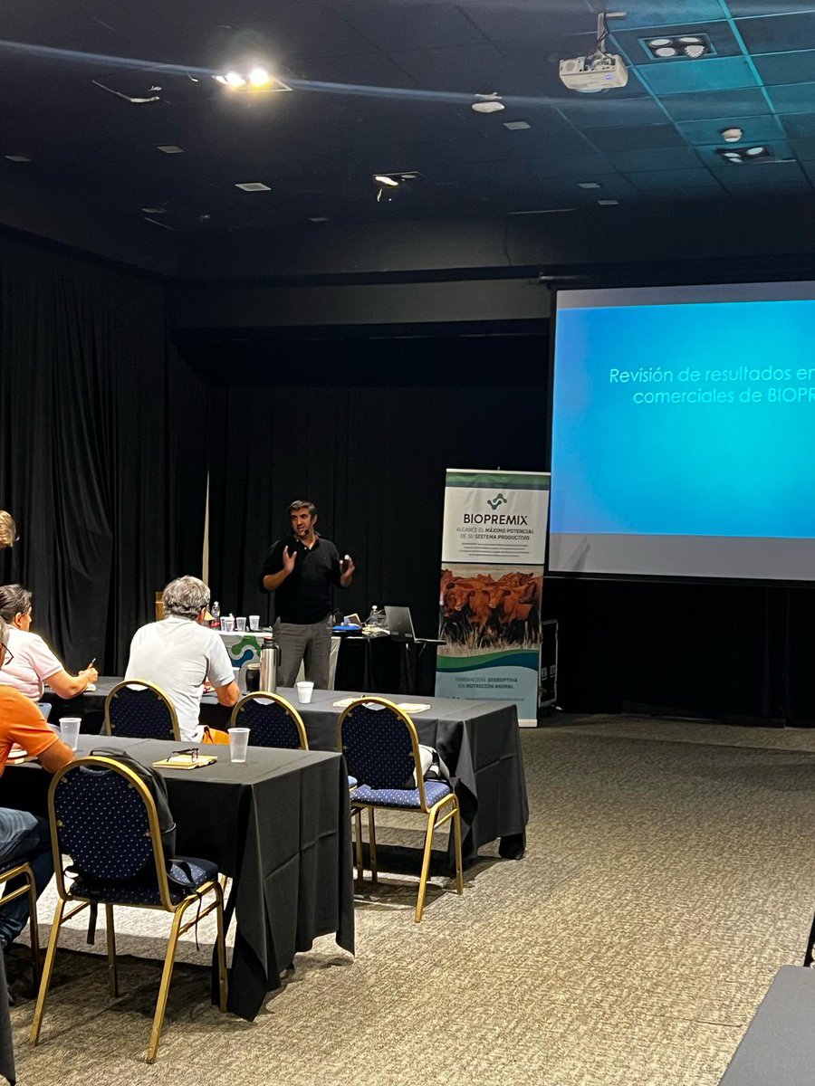 BIOPREMIX_UY's tweet photo. En este momento el  Ing. Agr. Ignacio Goicoechea, presentando datos técnicos de su experiencia de uso de BIOPREMIX en lechería, en más de 20.000  vacas en ordeñe durante 5 años. https://t.co/nOvEUtd1lG