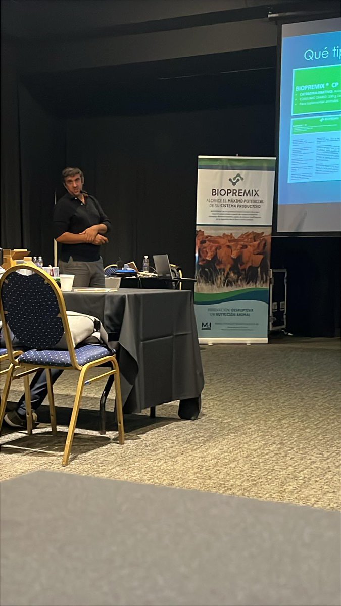 BIOPREMIX_UY's tweet photo. En este momento el  Ing. Agr. Ignacio Goicoechea, presentando datos técnicos de su experiencia de uso de BIOPREMIX en lechería, en más de 20.000  vacas en ordeñe durante 5 años. https://t.co/nOvEUtd1lG