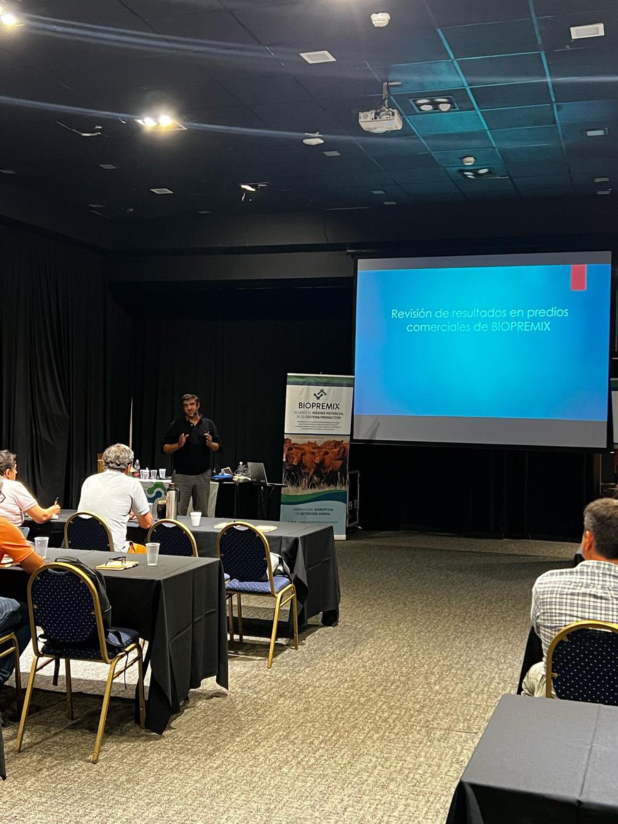 BIOPREMIX_UY's tweet photo. En este momento el  Ing. Agr. Ignacio Goicoechea, presentando datos técnicos de su experiencia de uso de BIOPREMIX en lechería, en más de 20.000  vacas en ordeñe durante 5 años. https://t.co/nOvEUtd1lG