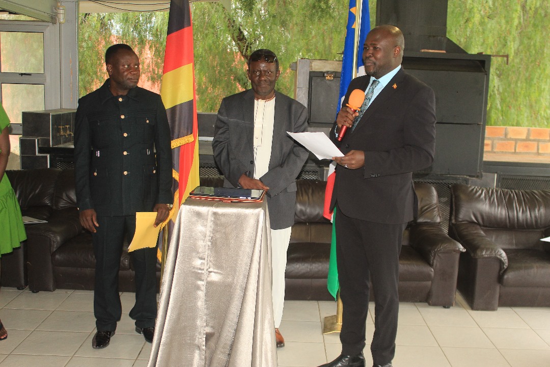 AmoruPaul's tweet image. At the weekend, I joined our diaspora community in Namibia to welcome its new leadership, a powerful reminder of the strength in unity, solidarity, and patriotism. In my remarks, I emphasised the importance of camaraderie and collaboration, as these are our pillars of strength…