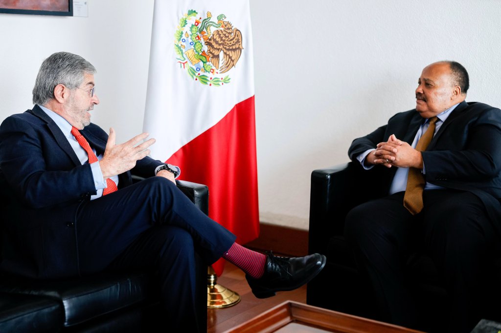 SRE_mx's tweet photo. 📸 El canciller Juan Ramón de la Fuente recibió esta tarde en la @SRE_mx a Martin Luther King III (@OfficialMLK3), quien ha dedicado su vida a la defensa de los derechos civiles y a la equidad, así como a iniciativas internacionales de paz y justicia social. 

Ambos dialogaron sobre la posibilidad de ampliar el legado de Martin Luther King Jr. en América Latina, mediante la promoción de acciones cívicas y la formación de nuevas generaciones que tengan un verdadero compromiso colectivo.

🇲🇽🤝🌎