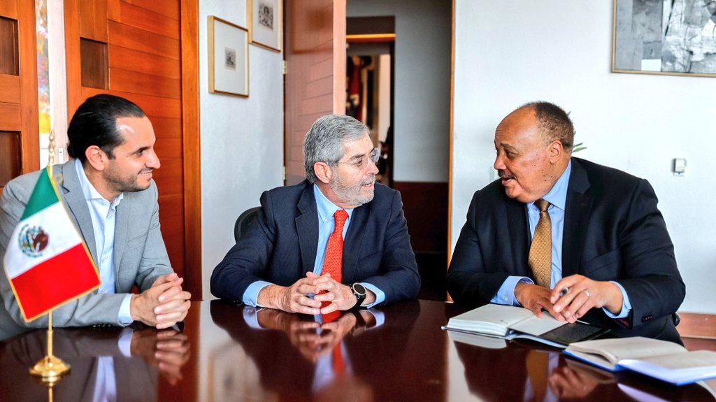 SRE_mx's tweet photo. 📸 El canciller Juan Ramón de la Fuente recibió esta tarde en la @SRE_mx a Martin Luther King III (@OfficialMLK3), quien ha dedicado su vida a la defensa de los derechos civiles y a la equidad, así como a iniciativas internacionales de paz y justicia social. 

Ambos dialogaron sobre la posibilidad de ampliar el legado de Martin Luther King Jr. en América Latina, mediante la promoción de acciones cívicas y la formación de nuevas generaciones que tengan un verdadero compromiso colectivo.

🇲🇽🤝🌎