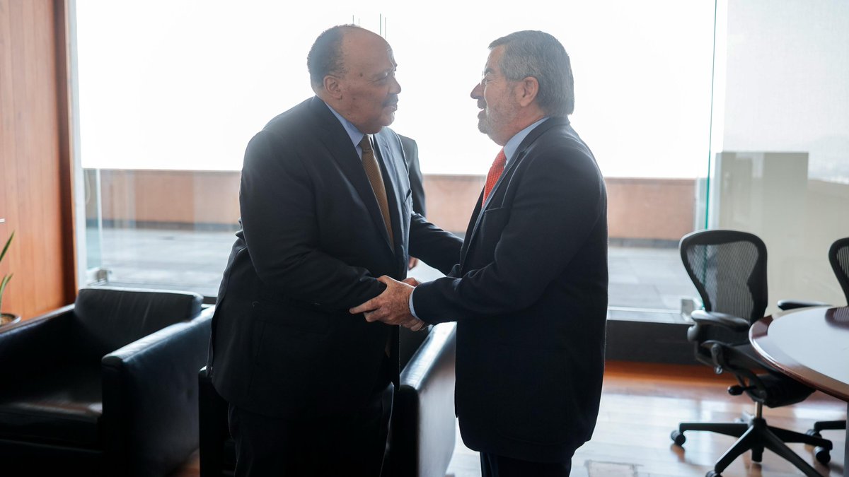 SRE_mx's tweet photo. 📸 El canciller Juan Ramón de la Fuente recibió esta tarde en la @SRE_mx a Martin Luther King III (@OfficialMLK3), quien ha dedicado su vida a la defensa de los derechos civiles y a la equidad, así como a iniciativas internacionales de paz y justicia social. 

Ambos dialogaron sobre la posibilidad de ampliar el legado de Martin Luther King Jr. en América Latina, mediante la promoción de acciones cívicas y la formación de nuevas generaciones que tengan un verdadero compromiso colectivo.

🇲🇽🤝🌎