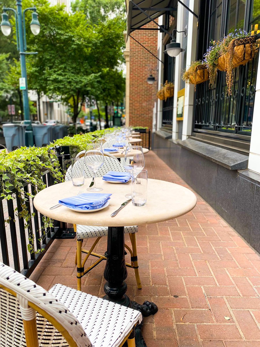 Manger en plein air; to eat in the open air☀️
#LaBelleHelene #UptownCharlotte