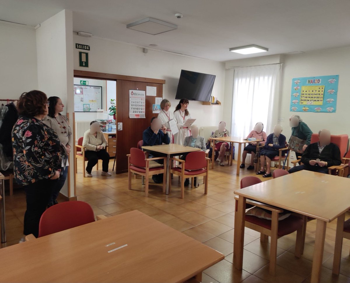 lacolumnazgz's tweet photo. 👐 | 𝗢𝗯𝗿𝗮 𝗦𝗼𝗰𝗶𝗮𝗹
🥁 Quince voluntarios de nuestra Obra Social y cinco personas del grupo de confirmación de la cofradía tocando con sus instrumentos, rezaron un via Crucis en la residencia San Antonio de Ozanam el pasado sábado 22 de marzo.
#columnazgz #atadoati https://t.co/lABdcIj19z