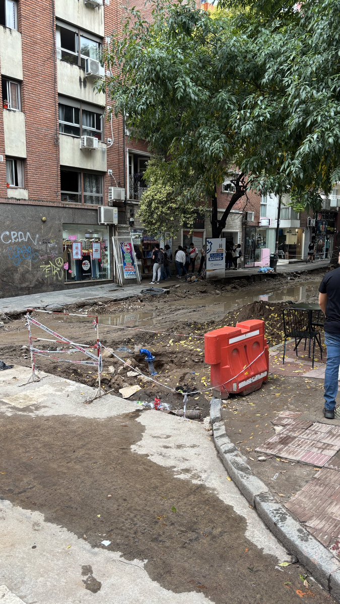Che <a href="/AguasCordobesas/">Aguas Cordobesas</a> <a href="/MuniCba/">Municipalidad de Córdoba</a> a ver si hacen algo, hace 2 meses que esta calle está asi. O se tiene que accidentar alguien para que le pongan un poco de onda a la obra? Pleno Nueva Córdoba, Crisol y Buenos Aires
<a href="/ElDoce/">El Doce</a>