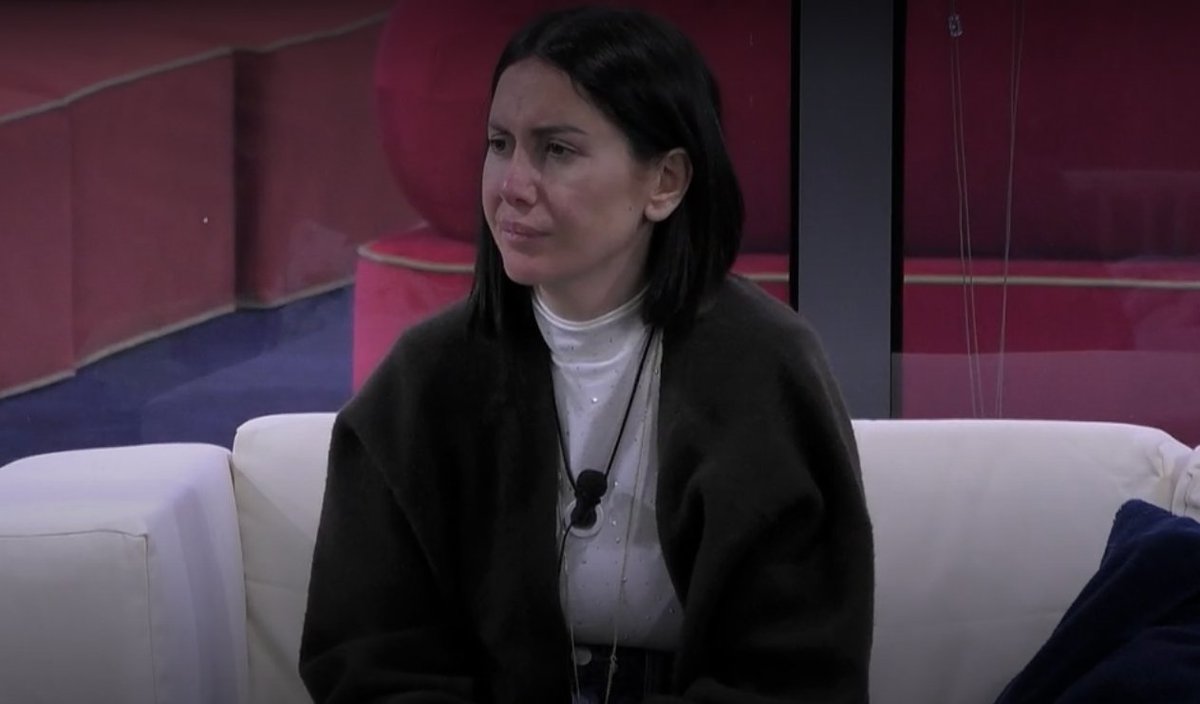 La rassegnazione e la nonchalance con cui l'infirmeria jessica assiste ai deliri dei vari pazienti del centro psichiatrico , con  "poker face" in sottofondo 

#grandefratello #morline #morliners