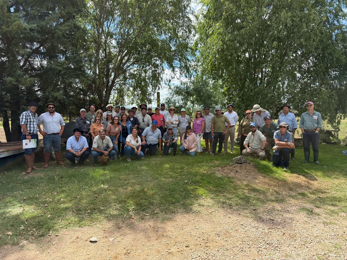 Hoy recibimos por parte del <a href="/PlanAgro/">Plan Agropecuario</a> IPA la Gira de productores del litoral y centro del país. Una jornada muy pero muy enriquecedora de mucho intercambio y aprendizaje. Felices de recibirlos y poder mostrar lo que hacemos!
<a href="/Joaquinfrade/">Joaquín Frade</a> 
<a href="/ineparedescosta/">Inés Paredes</a> <a href="/GuzmanCubas/">Guzman Cubas</a>