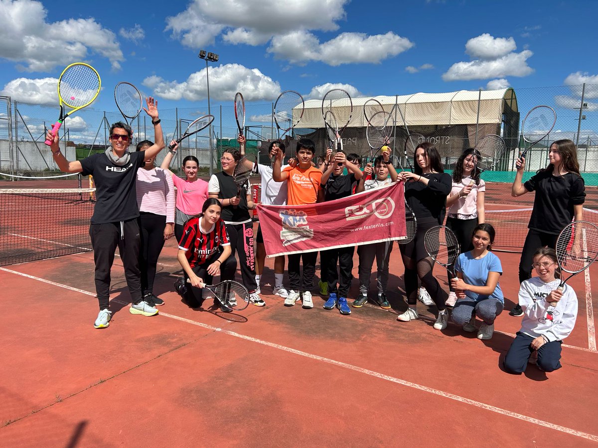 FedExtTenis's tweet photo. Hoy ha sido turno dentro del programa "Tenis Divertido" en #PROADES para los alumnos del IES Muñoz Torrero en Cabeza del Buey. Otra mañana llevando nuestro deporte a centros educativos extremeños @jovendeportEXT https://t.co/IPXykovwGN