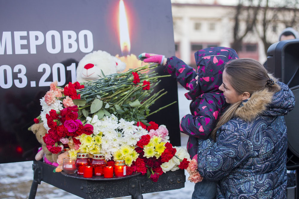 Реконструкция трагических событий прошлого ранит невозможностью что-либо изменить в происходившем. Перечитывая или пересматривая трагедию минута в минуту, остро чувствуешь желание остановить колесо смерти, которое уже совершило свою страшную работу. Из ужасов ХХI века в России