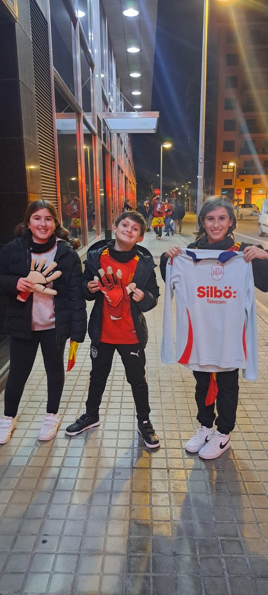 Sandripbe's tweet photo. Al final conseguimos los guantes de #alexremiro y la sudadera de #LamineYamal y encima ganó #España vs #Holanda noche para no olvidar en la vida!!! https://t.co/XIre0HHURl