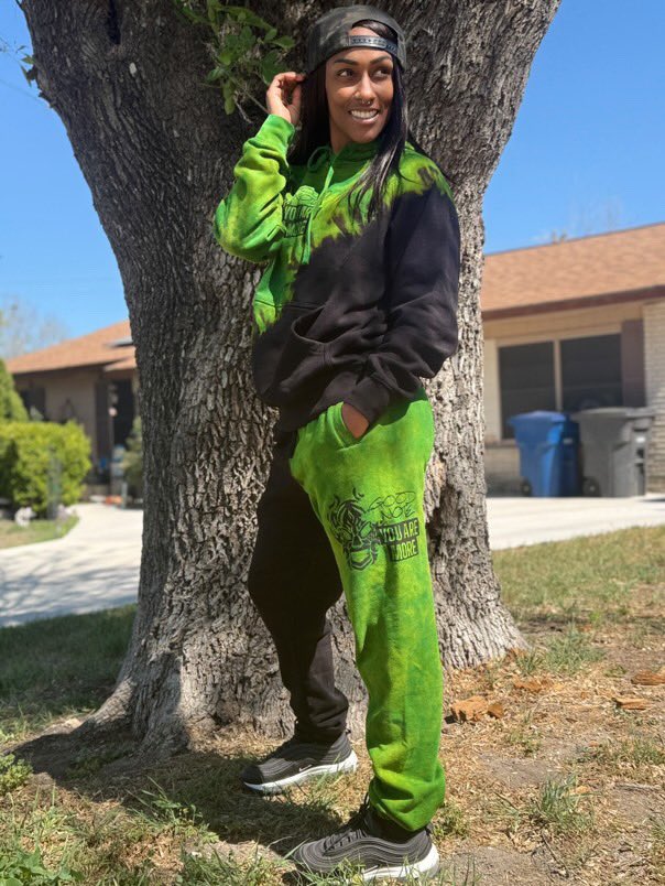 youaremore988's tweet image. Time is running out to order this @GoodNoteCo collab. Goodnotestore.com

Shout out to @Thee_Red_Velvet for the support.