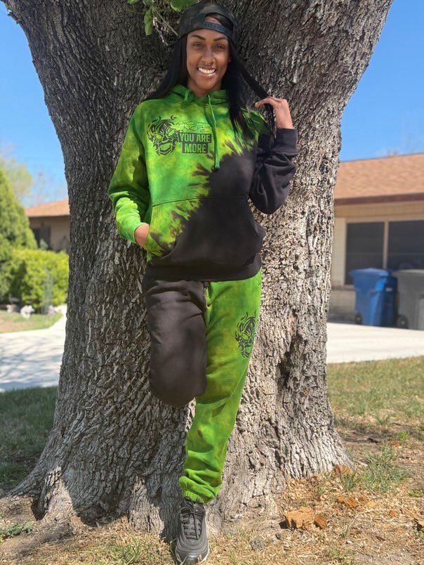 youaremore988's tweet image. Time is running out to order this @GoodNoteCo collab. Goodnotestore.com

Shout out to @Thee_Red_Velvet for the support.