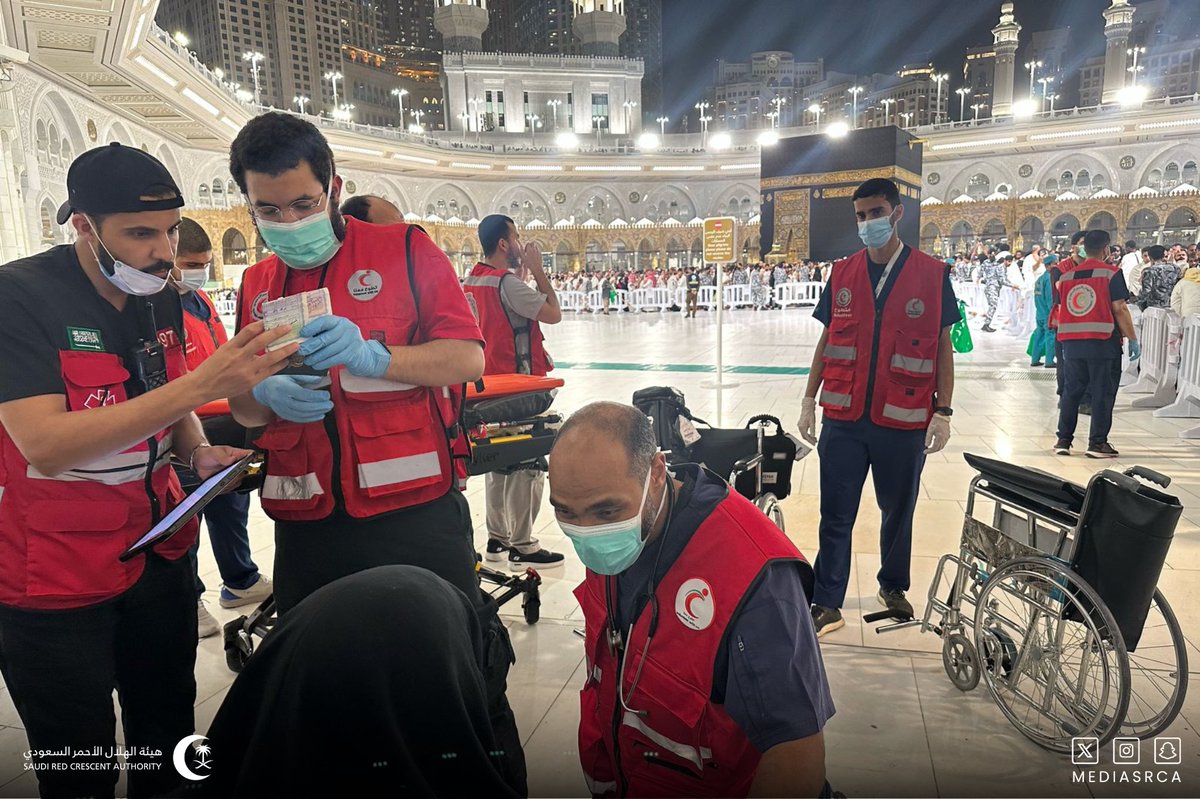 mediasrca's tweet photo. بِعزيمةٍ لا تلين وروحٍ إنسانيةٍ عالية ، تستمر جهود هيئة #الهلال_الأحمر_السعودي بالحرم المكي في #ليلة_27 من #رمضان https://t.co/yaZ2wXR3zu