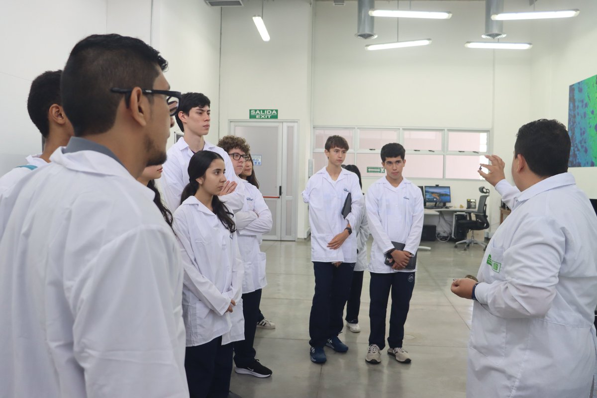 colpana's tweet image. The AP Chemistry and AP Biology students had a unique experience during their visit to the Industrial University of Santander.
This visit helped them connect theory with practice, further igniting their curiosity for science and technology. 🚀🧬

#APChemistry #APBiology #STEM