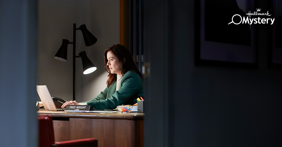 hallmarkmystery's tweet photo. If looks could kill, you'd be deadly, #Sleuthers. Don't miss #CutColorMurder tonight at 8/7c. ✂️ @julie_gonzalo https://t.co/ukSyYZkJpL