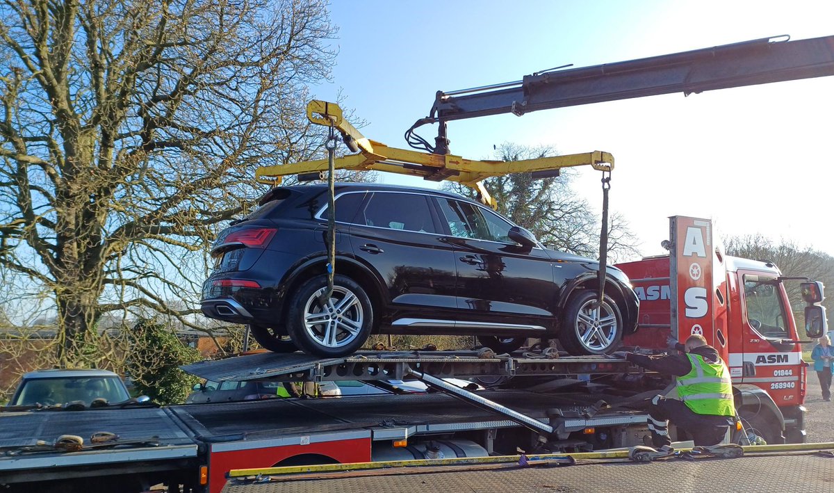 10...yes 10 abandoned vehicles removed from Leagrave Park!

NET Officers were accompanied by ASM today, to remove a number of vehicles being stored by local businesses.  9 met the criteria for being abandoned &amp; 1 was removed for being unlicensed.

<a href="/lutoncouncil/">Luton Council</a>