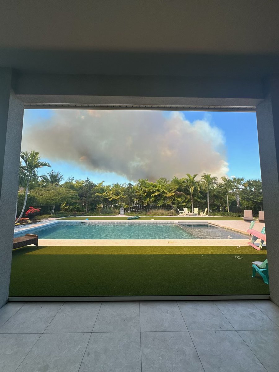 BREAKING 🚨 

A six acre brush fire is burning near I-75 near Immokalee Rd. Homes in the area are being evacuated and North Collier Regional Park is shut down.