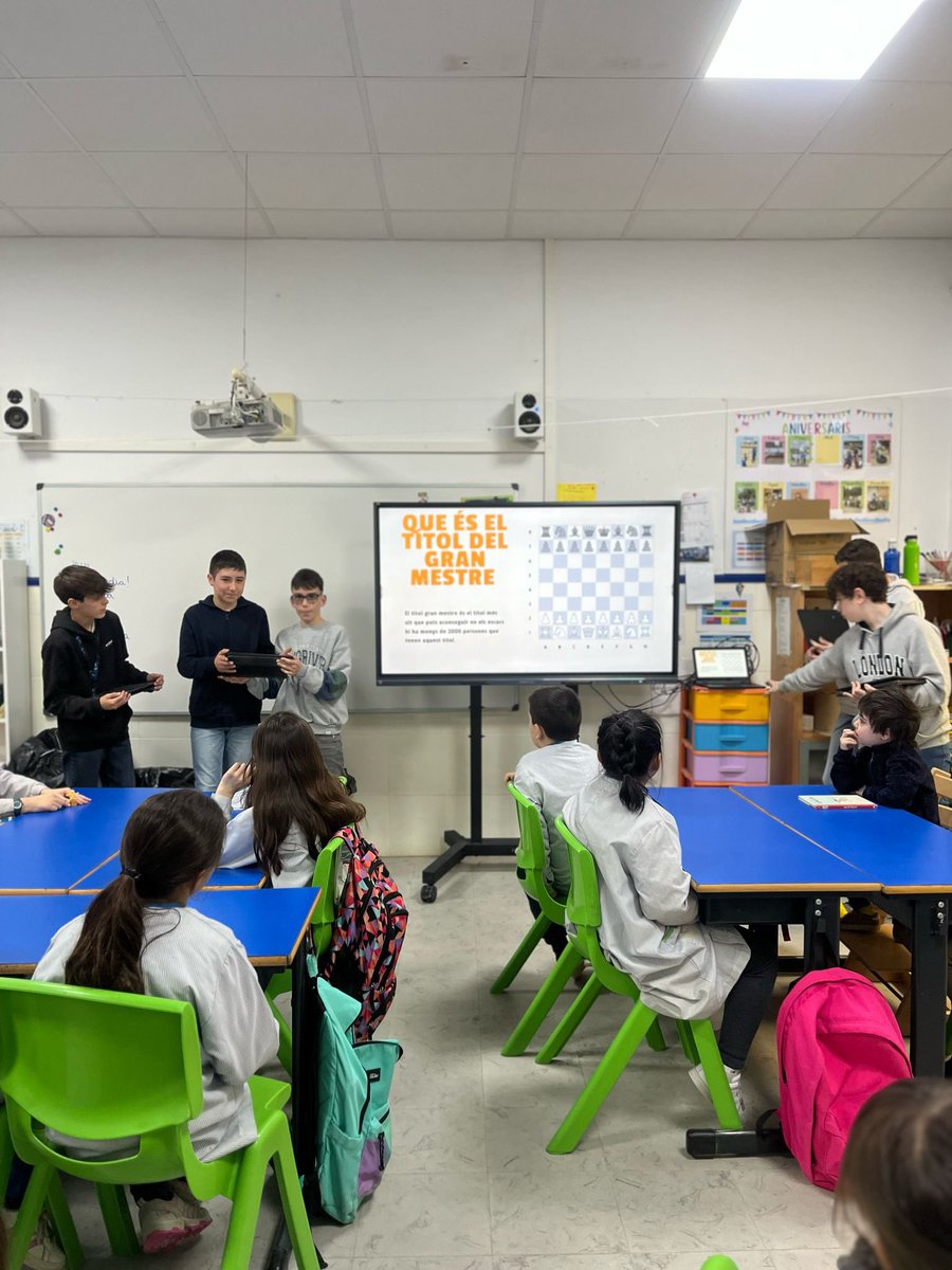 FEDACSantFeliu's tweet photo. Els alumnes de secundària aprofundeixen sobre la visibilitat de la figura de la dona en el món dels escacs i expliquen les seves reflexions a tots els alumnes d’infantil i primària.
@EduEscacsFEDAC @ramonperez23
#ODS5
#eskcmat
#avuixdemà https://t.co/6KnhJs76ND