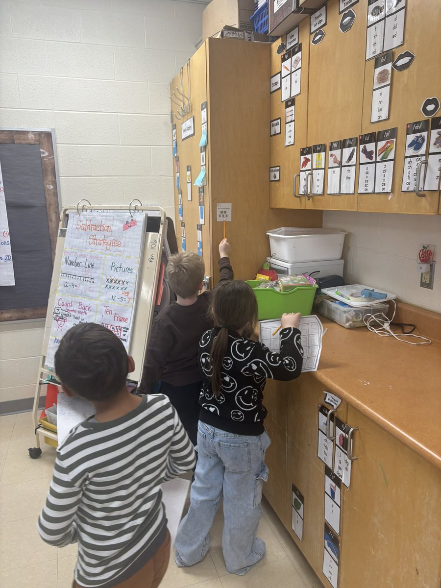 mscortinaa's tweet image. Today our math mission took us on a fraction adventure! 🕵️♀️ Students explored both our and @moretti_ms classroom to find and identify fractions 🙌 #MathHunt #FractionFun