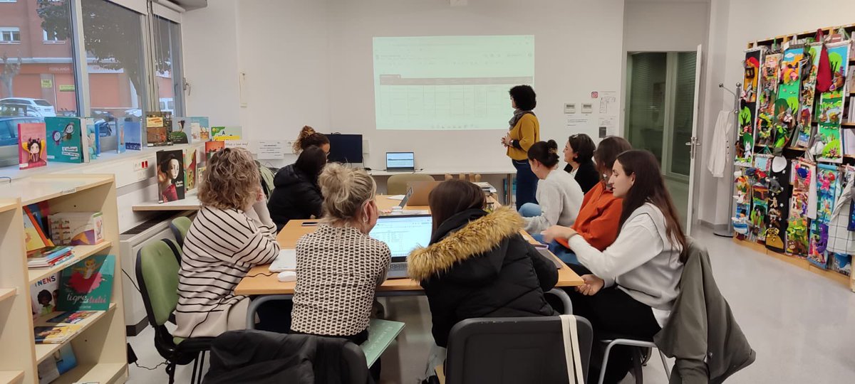 se_selva2's tweet image. Avui al seminari de #BE de la #selva2 hem fet un recull de les coleccions de llibres que hi ha a les diferentes escoles  per poder fer préstec interescolar. A continuació hem treballat els albums il.lustrats imprescindibles per crear una maleta #recurs pel proper curs! #seminari