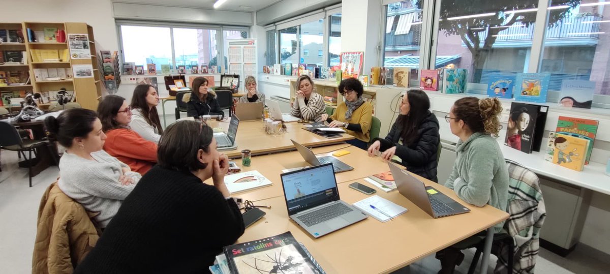 se_selva2's tweet image. Avui al seminari de #BE de la #selva2 hem fet un recull de les coleccions de llibres que hi ha a les diferentes escoles  per poder fer préstec interescolar. A continuació hem treballat els albums il.lustrats imprescindibles per crear una maleta #recurs pel proper curs! #seminari