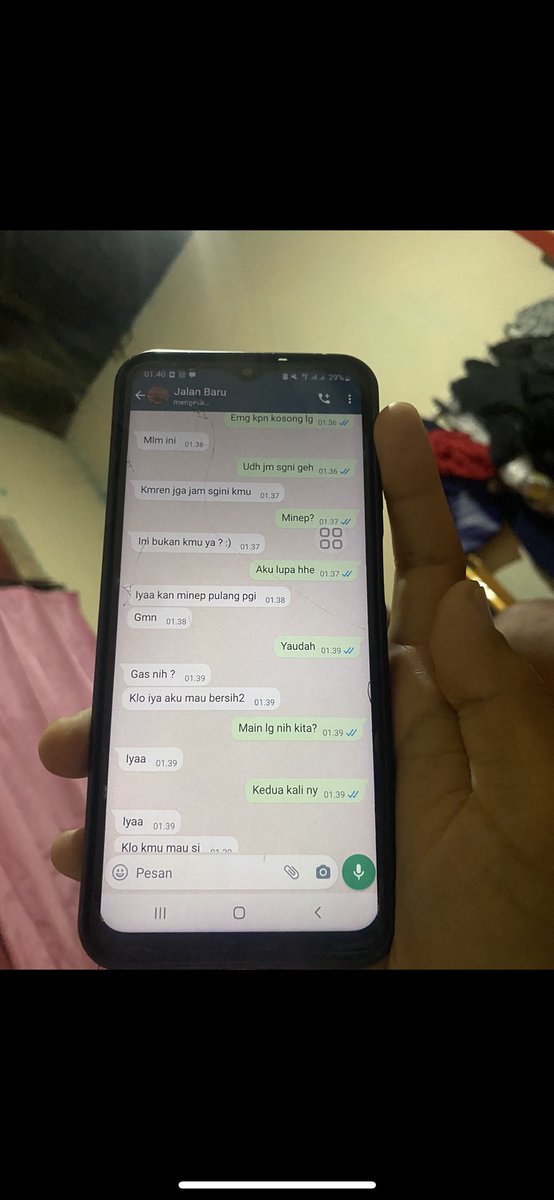 jellydrink___'s tweet image. Throwback yaa guys

Kalau kalian ada di posisi gw gimana guys. Nemu chat di hp pacar pas pacar lagi tidur
Fyi ini yg bls’in gw ya

Jd tau kn gmn trauma nya gw diselingkuhin
Sakitnya dikhianatin
Dan sampai sekarang trauma itu masih aja jd bayang” di otak gw dan Gatau smp kpn ilang