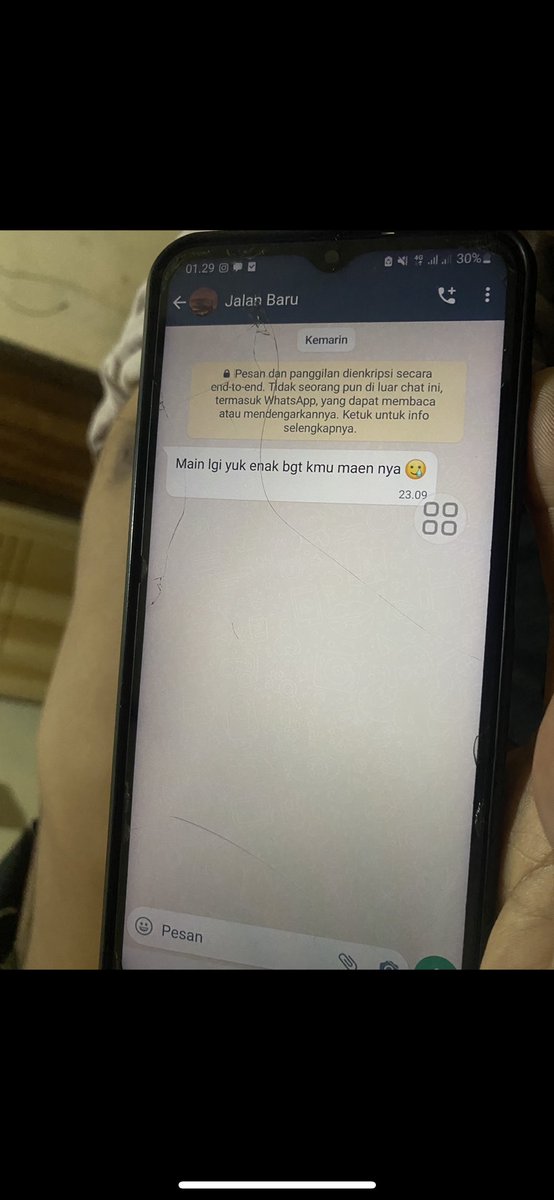 jellydrink___'s tweet image. Throwback yaa guys

Kalau kalian ada di posisi gw gimana guys. Nemu chat di hp pacar pas pacar lagi tidur
Fyi ini yg bls’in gw ya

Jd tau kn gmn trauma nya gw diselingkuhin
Sakitnya dikhianatin
Dan sampai sekarang trauma itu masih aja jd bayang” di otak gw dan Gatau smp kpn ilang