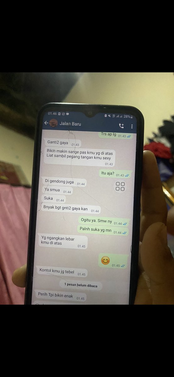 jellydrink___'s tweet image. Throwback yaa guys

Kalau kalian ada di posisi gw gimana guys. Nemu chat di hp pacar pas pacar lagi tidur
Fyi ini yg bls’in gw ya

Jd tau kn gmn trauma nya gw diselingkuhin
Sakitnya dikhianatin
Dan sampai sekarang trauma itu masih aja jd bayang” di otak gw dan Gatau smp kpn ilang