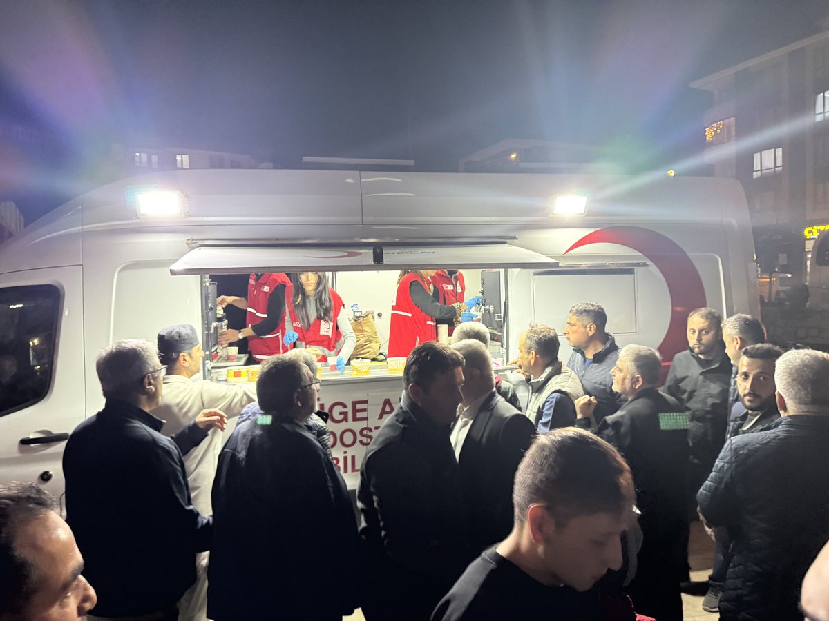 Bin aydan daha hayırlı olan Kadir gecemizde Genç Kızılay Gönüllülerimizle:

📍 Hz.Ömer
📍2.Sultan Beyazıt
📍Fatih
📍İstasyon

Camilerimizde gönüllerimiz ile birlilte ikramlarda bulunduk.Manevi iklimi yüksek olan bu gecede büyüklerimiz ve küçüklerimiz ile hasbihalde bulunduk.
