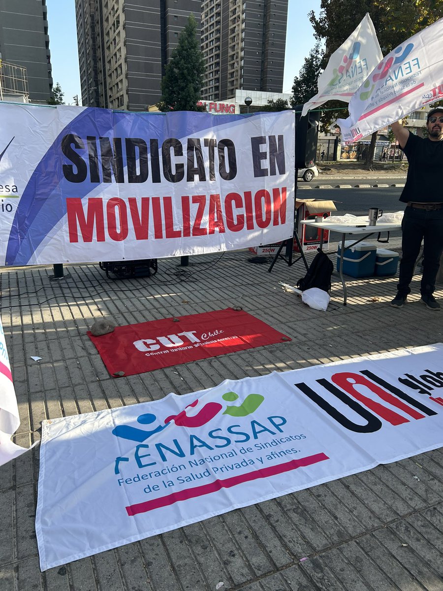 gloflowers's tweet photo. Esa historia  la conocemos en Chile, se precariza al trabajador(a) de la sanidad y  se pone en riesgo la vida de los pacientes, con dotaciones insuficientes y poca  capacitación no  hablamos de pequeña empresa #Multinacional @FENASSAP @uniamericas @salud_cut @vicemujer_cut https://t.co/N75jF9zh5i