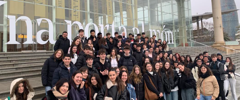 Els de 2n de batxillerat anem al <a href="/teatrenacional/">TNC</a> a veure Marie, la roja. Una obra inspiradora i trencadora. Llegiu la notícia que han escrit quatre alumnes de #btx2. 👇 agora.xtec.cat/ieslallauna/ba…