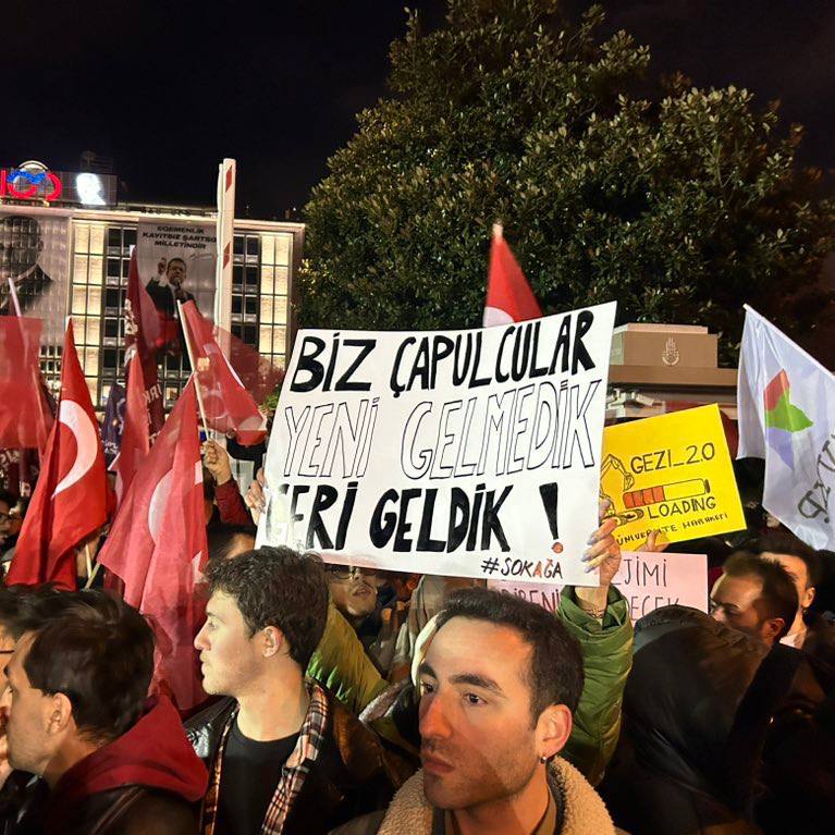 Saraçhane'de toplanan vatandaşlar:

"Biz çapulcular yeni gelmedik, geri geldik!"

#ekremimamoğlu #sokağa #sondakika #hükümetistifa #sarachane
