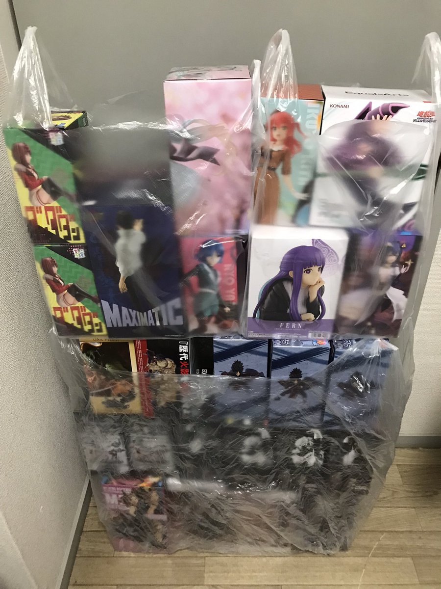 romromtan's tweet photo. ぼざろだけ取りに行こうとしたのにどうして。 https://t.co/emtCkOT5X3