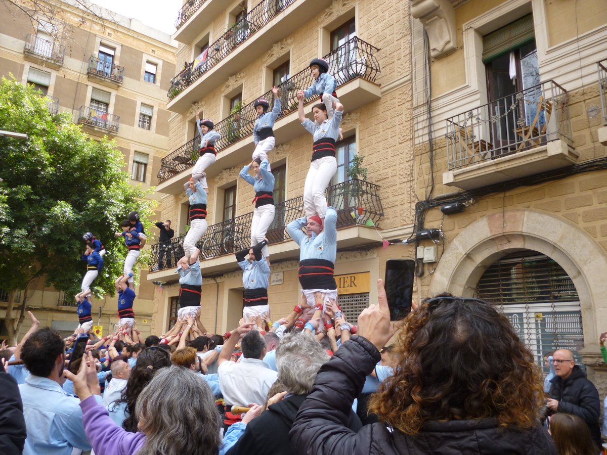 sants3radio's tweet image. Les festes de #SantaMadrona al Poble-sec desafien la pluja i compten amb més participació veïnal que mai.
Al #SantsMontjuïcAlDia escoltem reportatge amb l'@OlgaNM7 de les activitats que s'hi van celebrar.

🎧Audio👉go.ivoox.com/rf/143367354
📰Notícia📸👉el3.cat/noticia/100525…