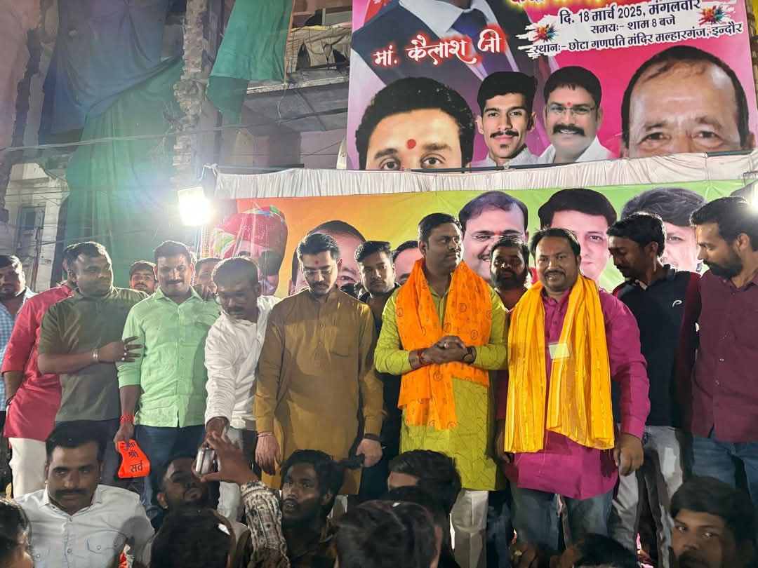 #भाजपा नेता श्री अशोक चौहान जी द्वारा आयोजित लोकप्रिय उत्सव बजरबट्टू इंदौर की उत्सवप्रिय जनता ने बड़ी धूमधाम से मनाया। कैबिनेट मंत्री श्री <a href="/KailashOnline/">Kailash Vijayvargiya</a> जी का अपना अनूठा अंदाज रहा है,कार्यक्रम में श्री <a href="/advpushyamitra/">Pushyamitra Bhargav</a> जी ने यात्रा के माध्यम से इंदौर की जनता का अभिनंदन किया
