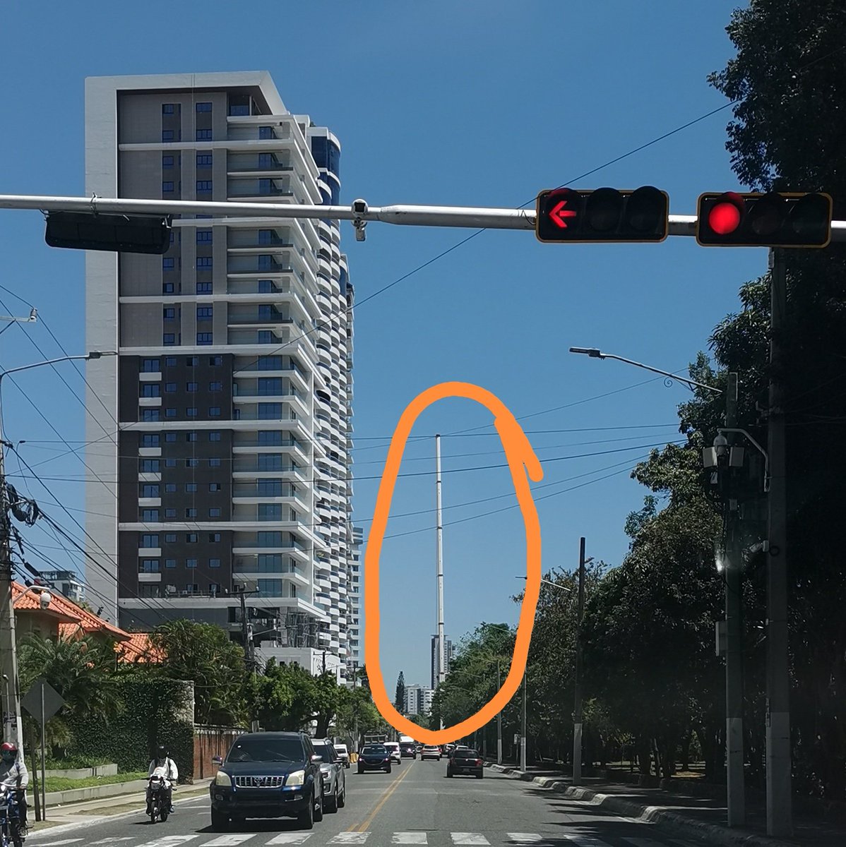 AlfonsoCG1956's tweet photo. Edificios de lujo que tienen que usar grúas enormes para una simple mudanza, entorpeciendo el tránsito y pasando la carga sobre el tráfico de la Av Anacaona. Falta de planificación de los desarrolladores, y de  encargados de aprobar planos que no exigen elevador para mudanzas https://t.co/ZPAA2SsFyJ