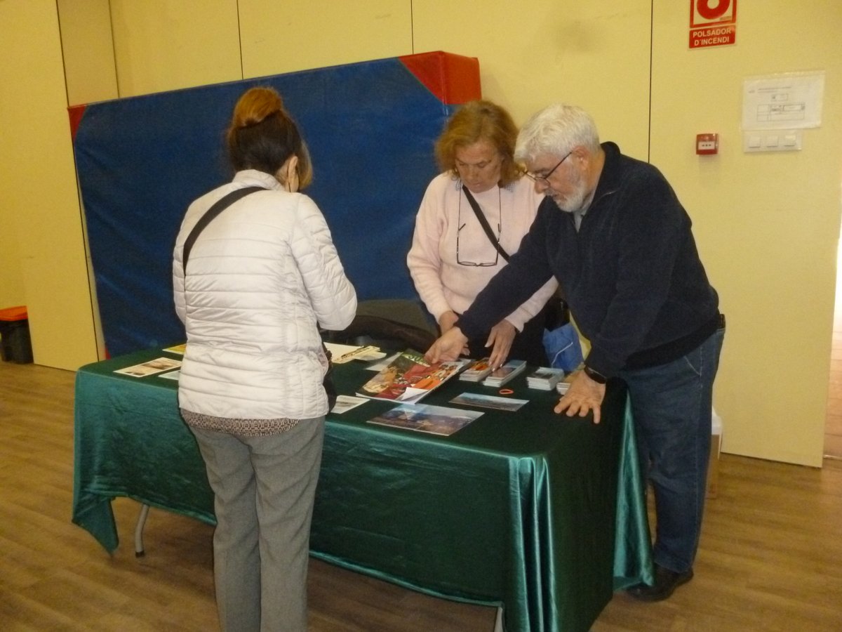 sants3radio's tweet image. Les festes de #SantaMadrona al Poble-sec desafien la pluja i compten amb més participació veïnal que mai.
Al #SantsMontjuïcAlDia escoltem reportatge amb l'@OlgaNM7 de les activitats que s'hi van celebrar.

🎧Audio👉go.ivoox.com/rf/143367354
📰Notícia📸👉el3.cat/noticia/100525…
