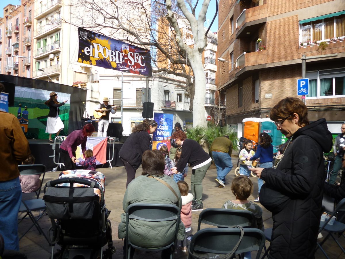 sants3radio's tweet image. Les festes de #SantaMadrona al Poble-sec desafien la pluja i compten amb més participació veïnal que mai.
Al #SantsMontjuïcAlDia escoltem reportatge amb l'@OlgaNM7 de les activitats que s'hi van celebrar.

🎧Audio👉go.ivoox.com/rf/143367354
📰Notícia📸👉el3.cat/noticia/100525…