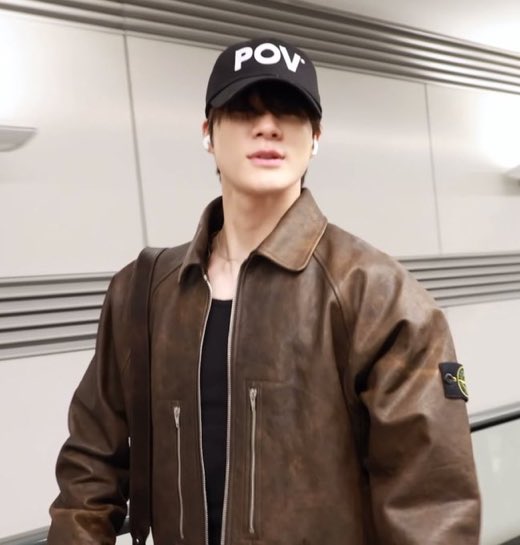มีความสงสัยว่าทำไมอตถึงตื่นเต้นกันมากที่น่อใส่แจ้คเกตหนัง stone island คือตื่นเต้นเพราะมันตัวละ 2-3 แสน หรือว่ามันมี hidden agenda อะไรอย่างอื่นอีกมั้ย ใครทราบ