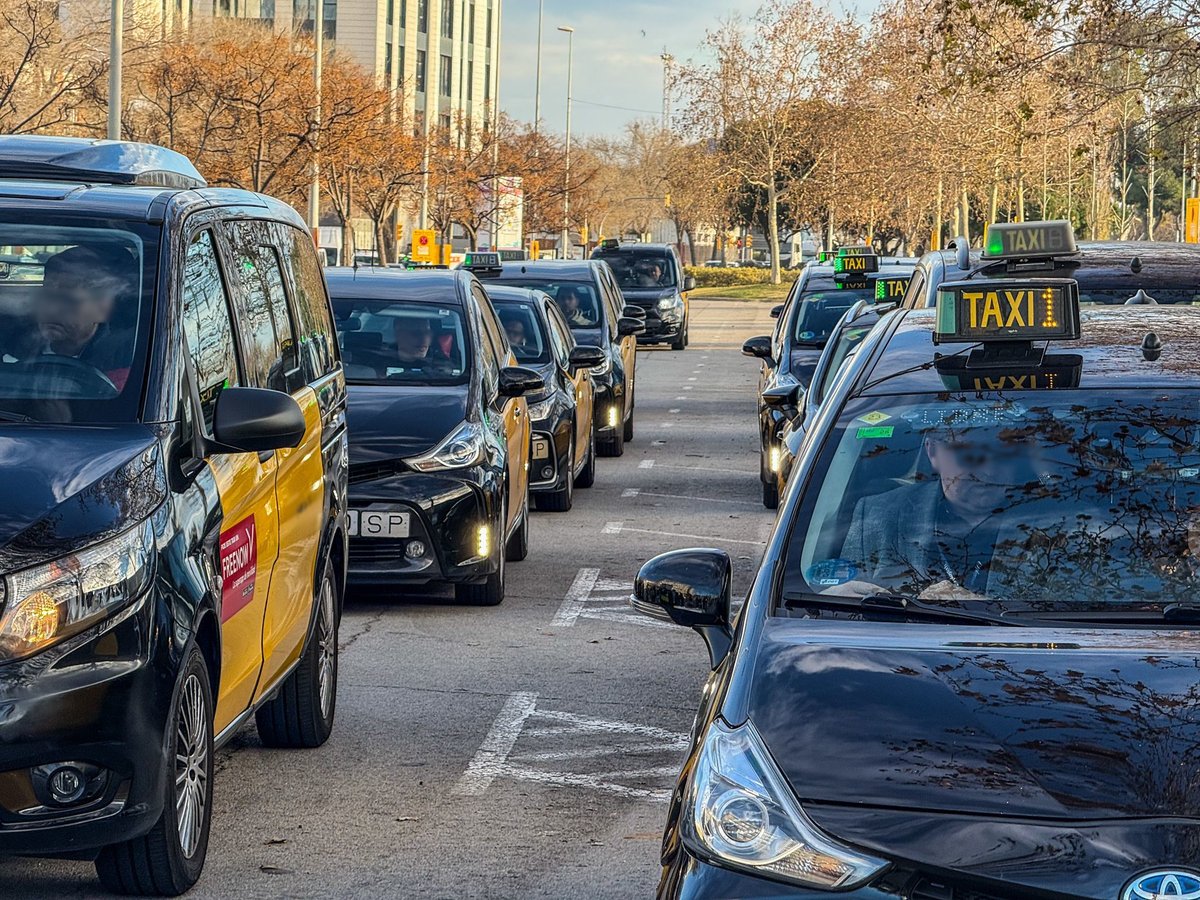 Mobilitat_AMB's tweet photo. El taxi 🚖 és una manera fàcil i còmoda per desplaçar-te.
👉🏻Recorda que ara pots demanar un taxi amb el teu mòbil, a través de la nostra App, i un vehicle proper vindrà a buscar-te.
📲 Descarrega't l'app i fes un #Picmi: https://t.co/hPQ5fiIW3X
@AMBtaxi https://t.co/ofJnYSqbaF