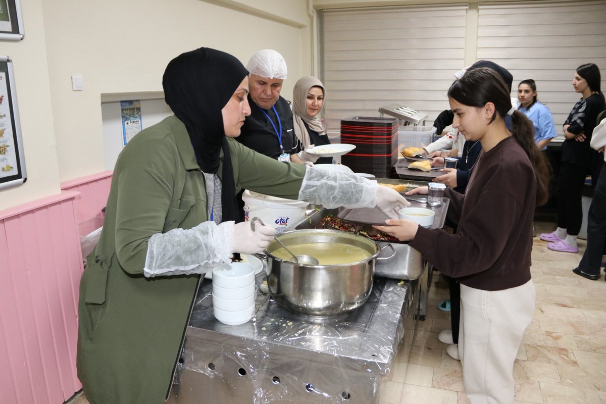 sivasmem's tweet photo. 📍İftarda Konuşalım

Millî Eğitim Bakanlığı tarafından, lise öğrencilerini alanında uzman konuklarla buluşturarak toplumsal ve evrensel değerlere dair farkındalıklarını artırmak amacıyla düzenlen; “İftarda Konuşalım” programı kapsamında Sivas’ta ramazan söyleşisi düzenlendi.

Gazi Anadolu Lisesi Kız Öğrenci Pansiyonunda düzenlenen İftarda Konuşalım Ramazan Söyleşileri programında Millî Eğitim Müdürümüz Fatih Erdoğan ve Gençlik ve Spor İl Müdürü Şahin Ertem, öğrencilerle bir araya geldi. 

👉🏻https://t.co/YupTspZPlD

@tcmeb 
@Yusuf__Tekin 
@valisimsek 
@sahinertemgsb
@erdogan_fatih66